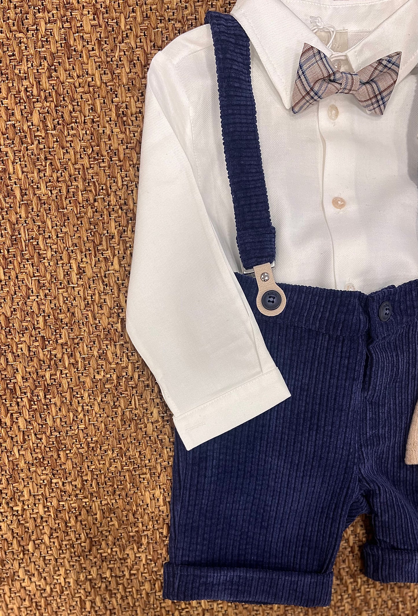 Completo con salopette a costine, camicia e papillon