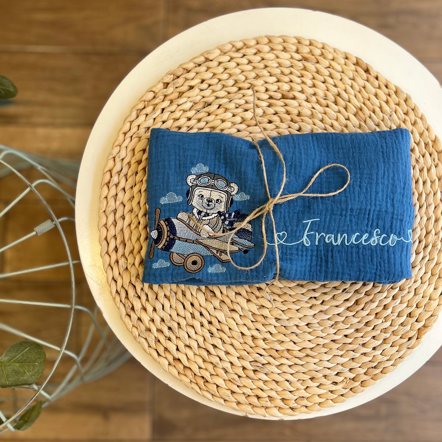 Mussola blu con disegno e nome ricamato