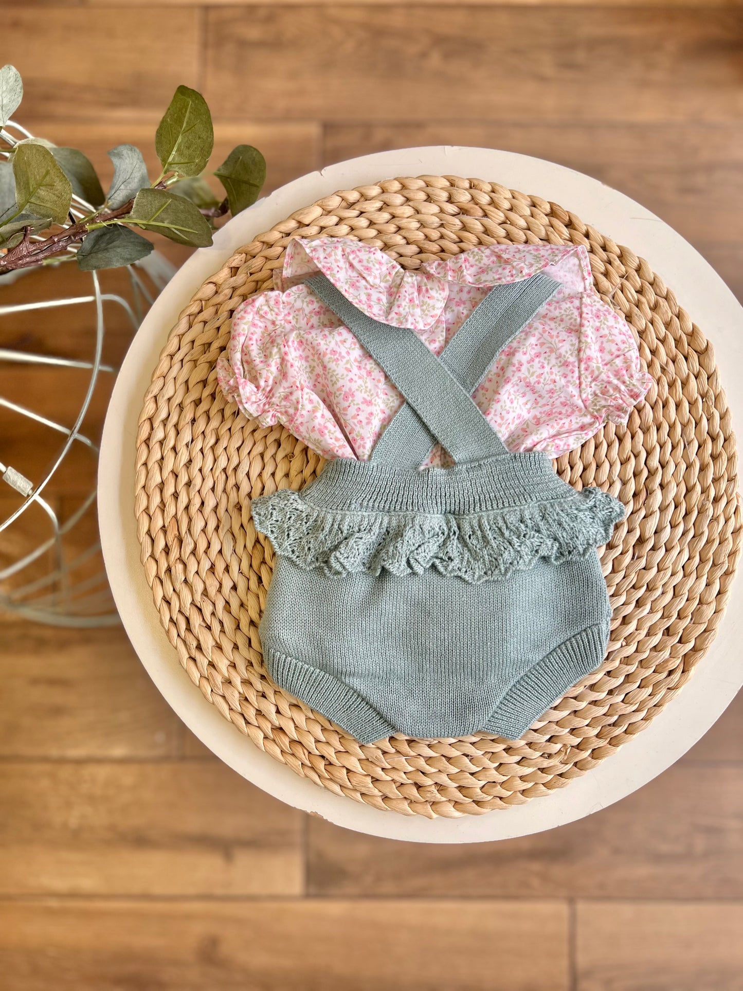 Set con camicina fiorellini e salopette
