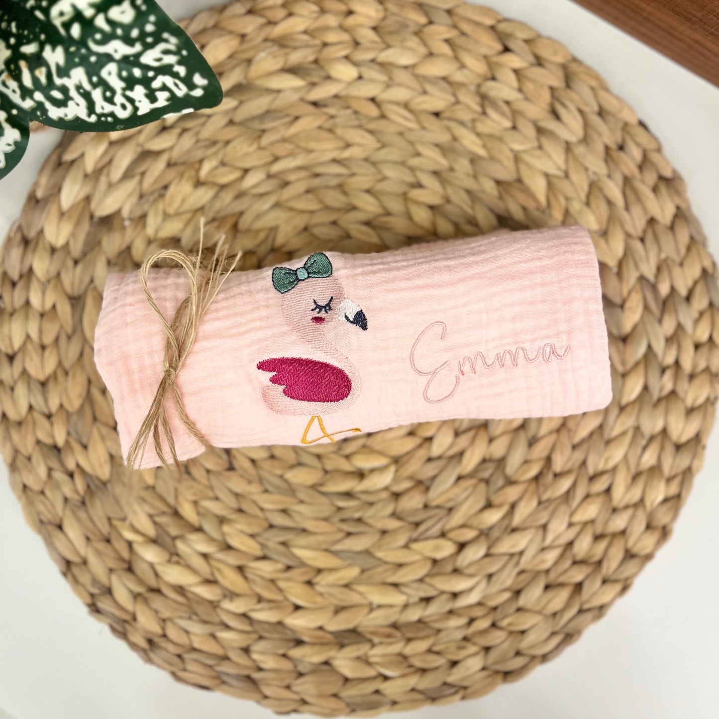 Mussola rosa con disegno e nome ricamato