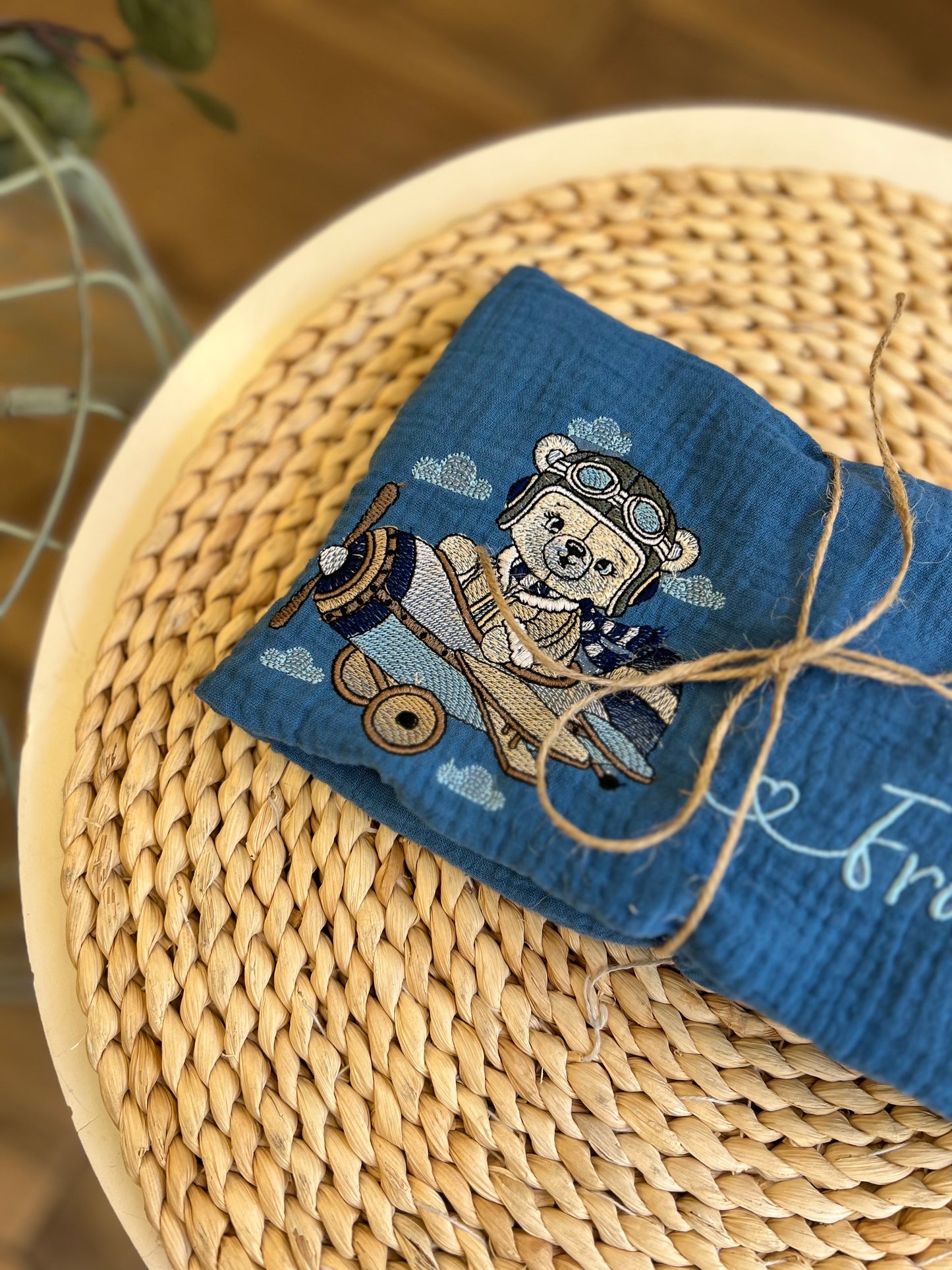 Mussola blu con disegno e nome ricamato