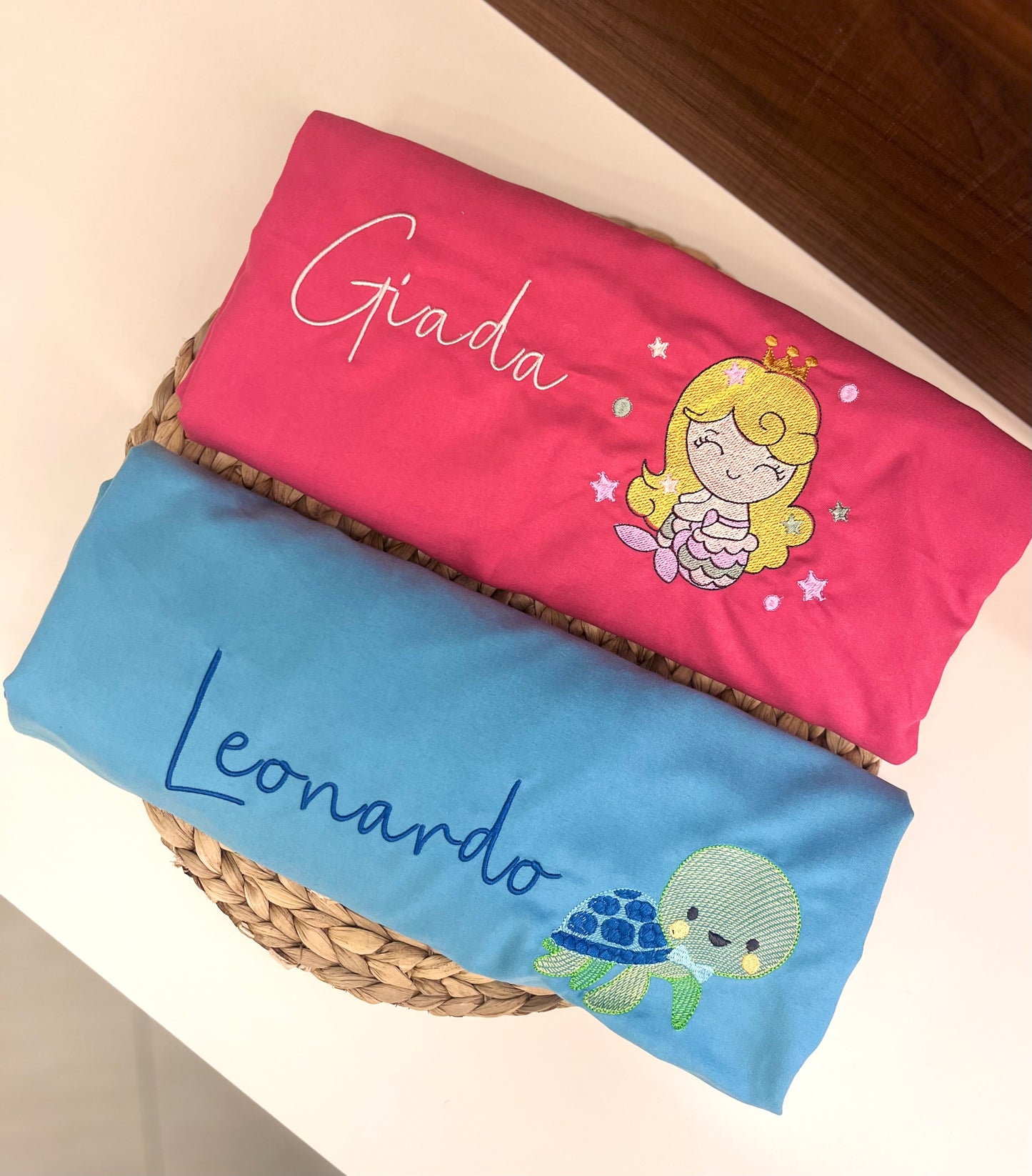 Telo mare ricamato con disegno e nome