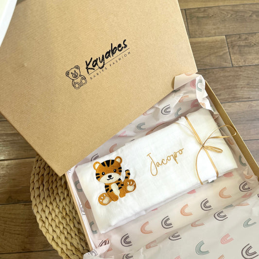 Quadrato in cotone garzato con disegno e nome ricamato