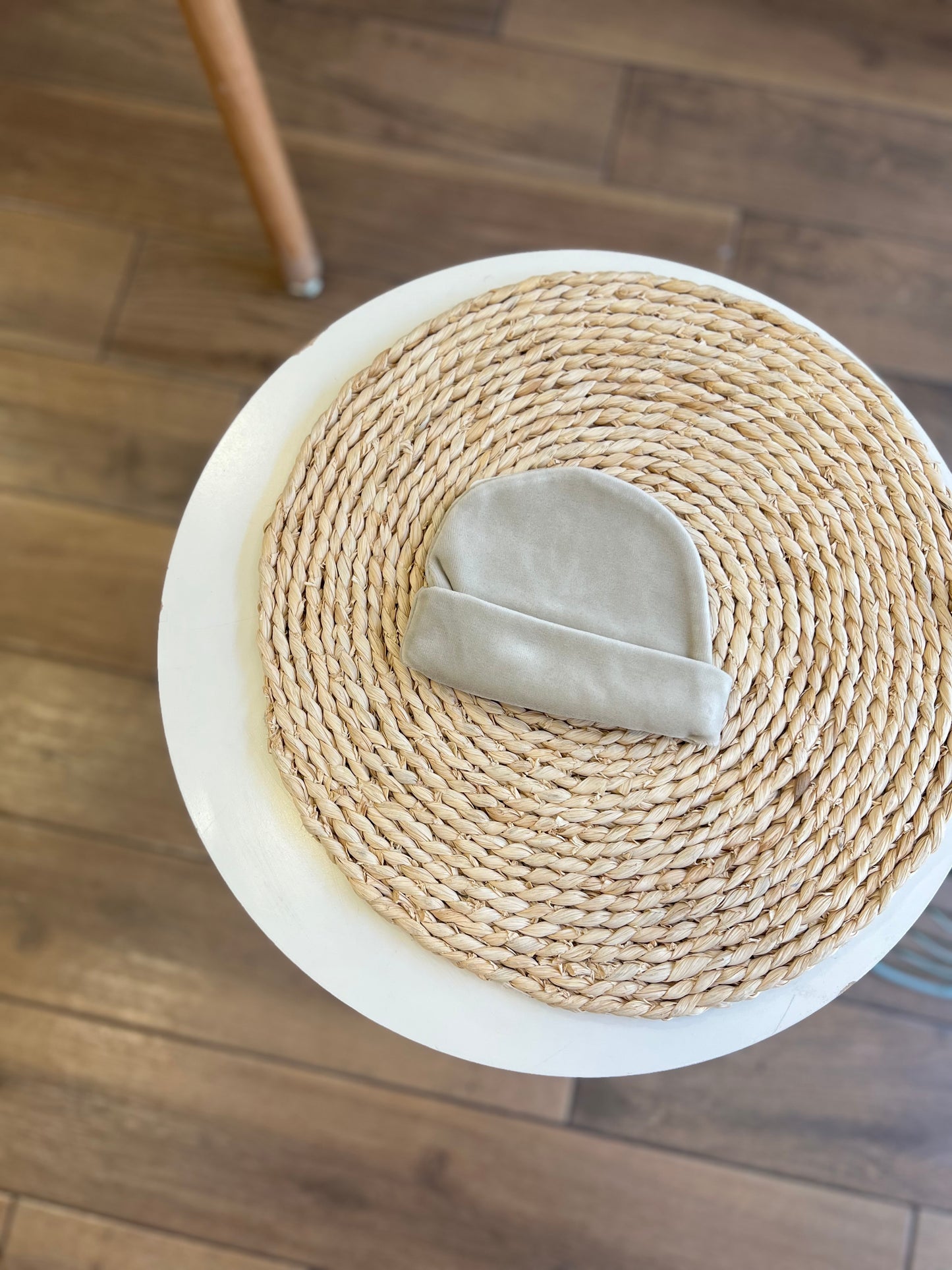 Cappellino in ciniglia beige tortora
