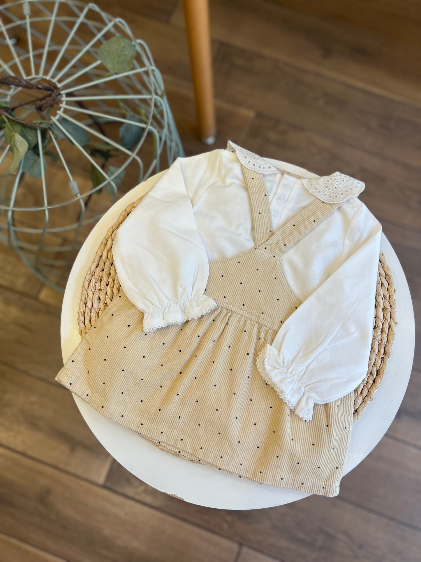 Completo con maglietta in caldo cotone e salopette a costine