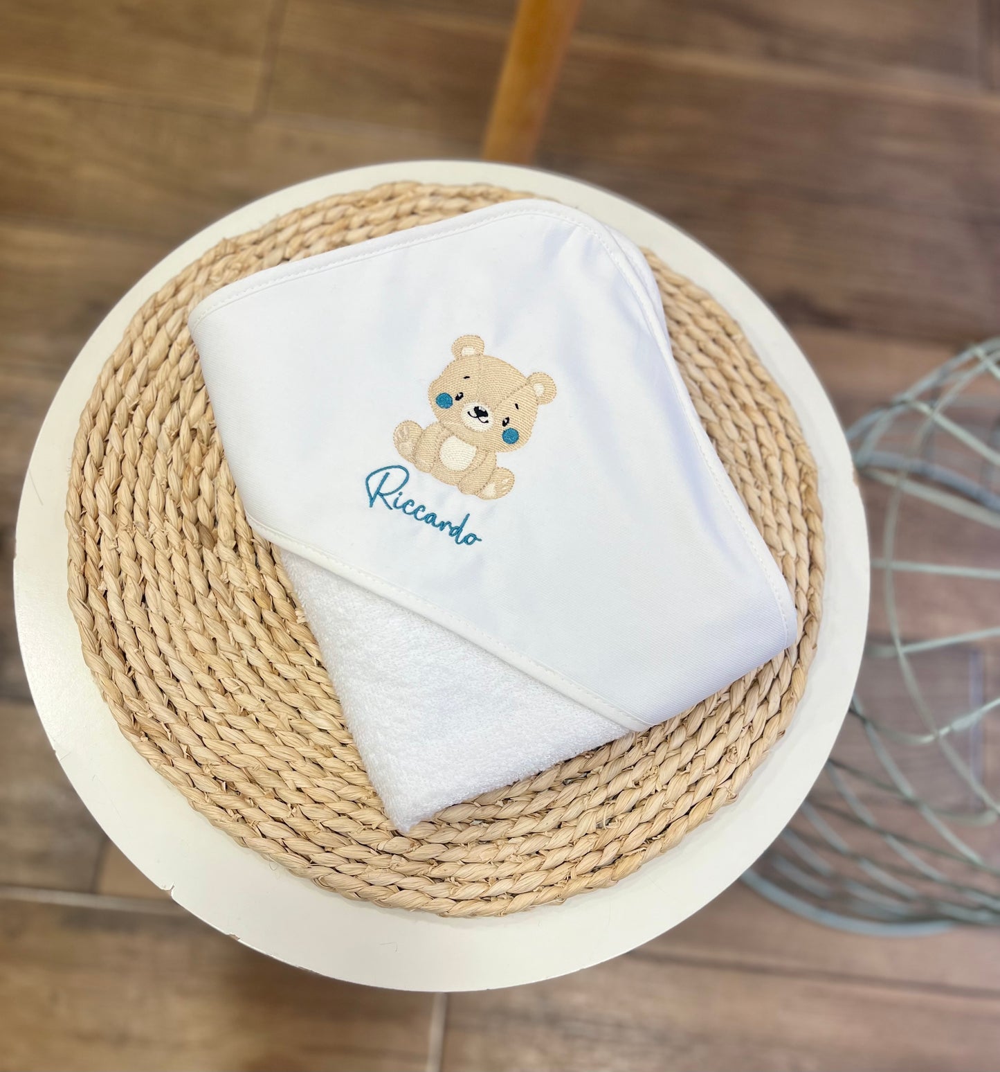 Accappatoio personalizzato con disegno e nome ricamato