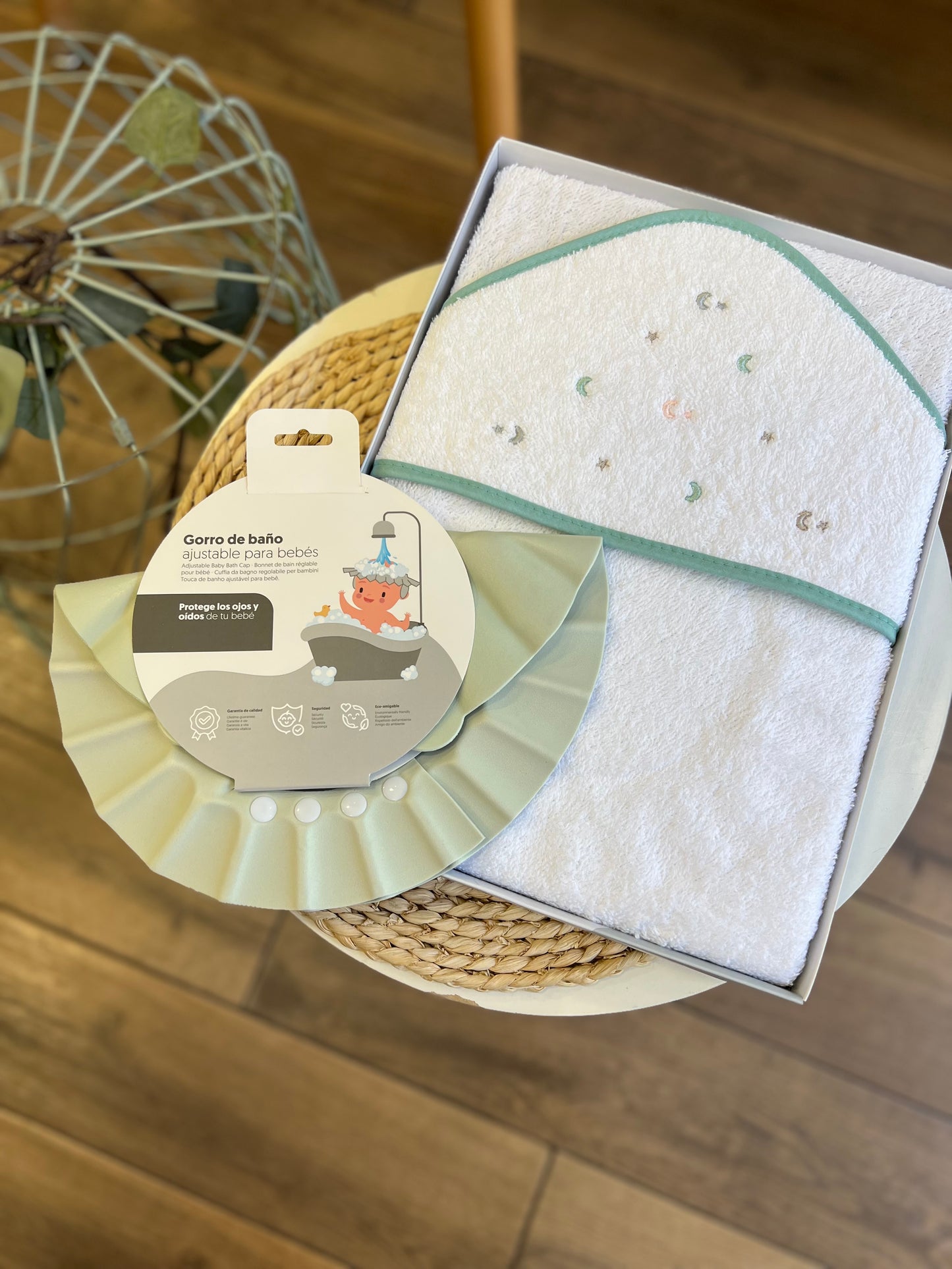 Accappatoio triangolo con cuffia da bagno verde
