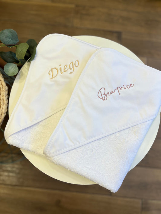 Accappatoio personalizzato con nome ricamato