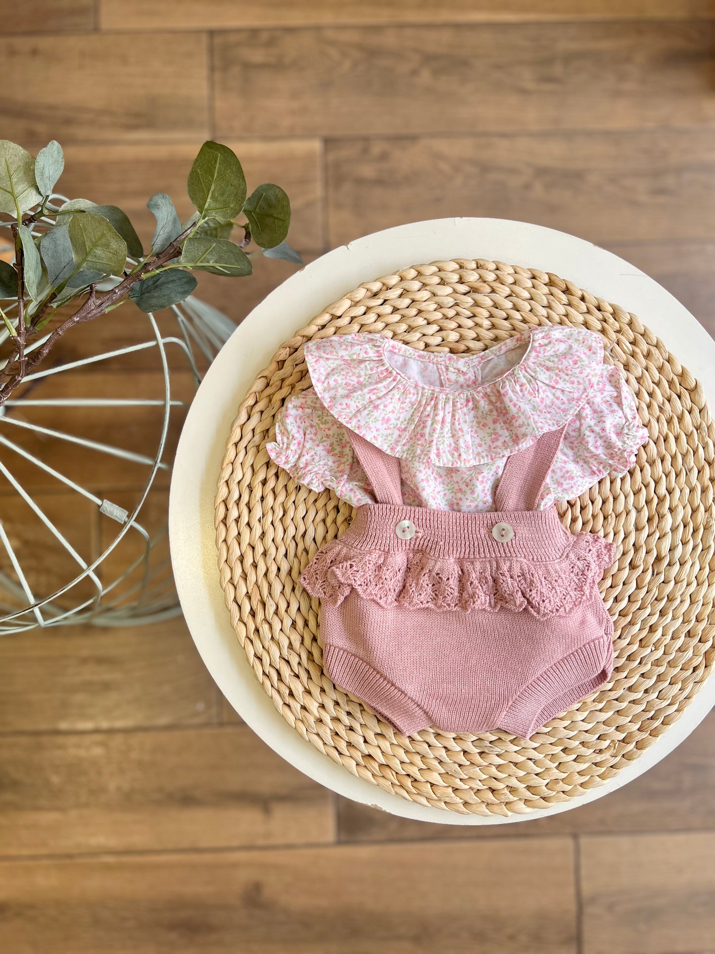 Set con camicina fiorellini e salopette