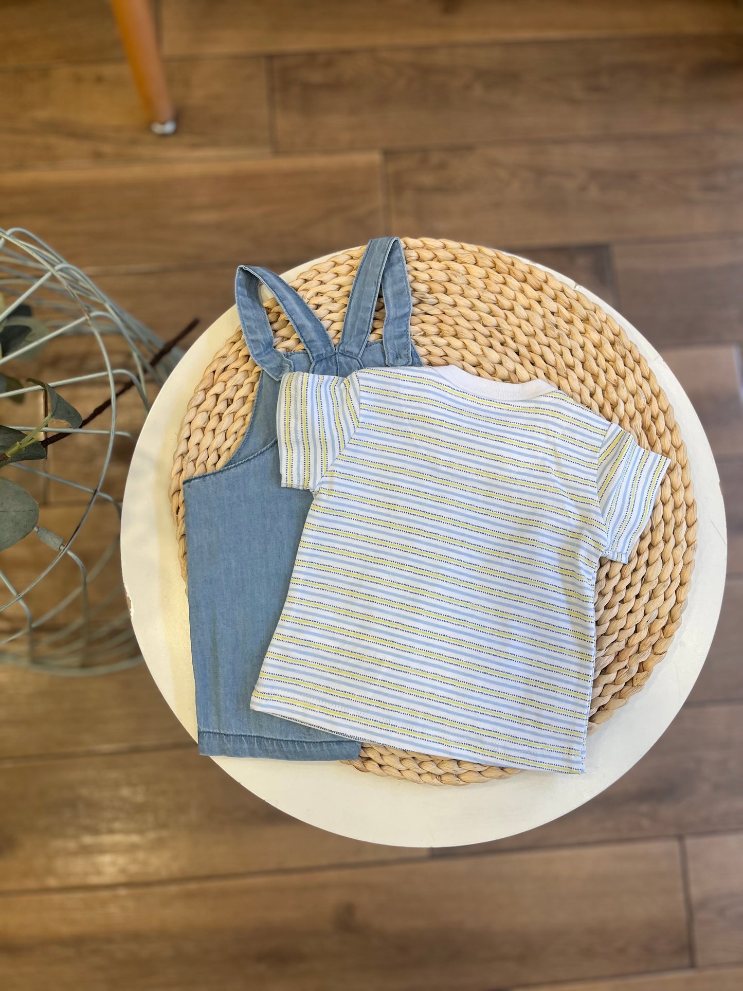 Salopette in jeans con t-shirt Fish