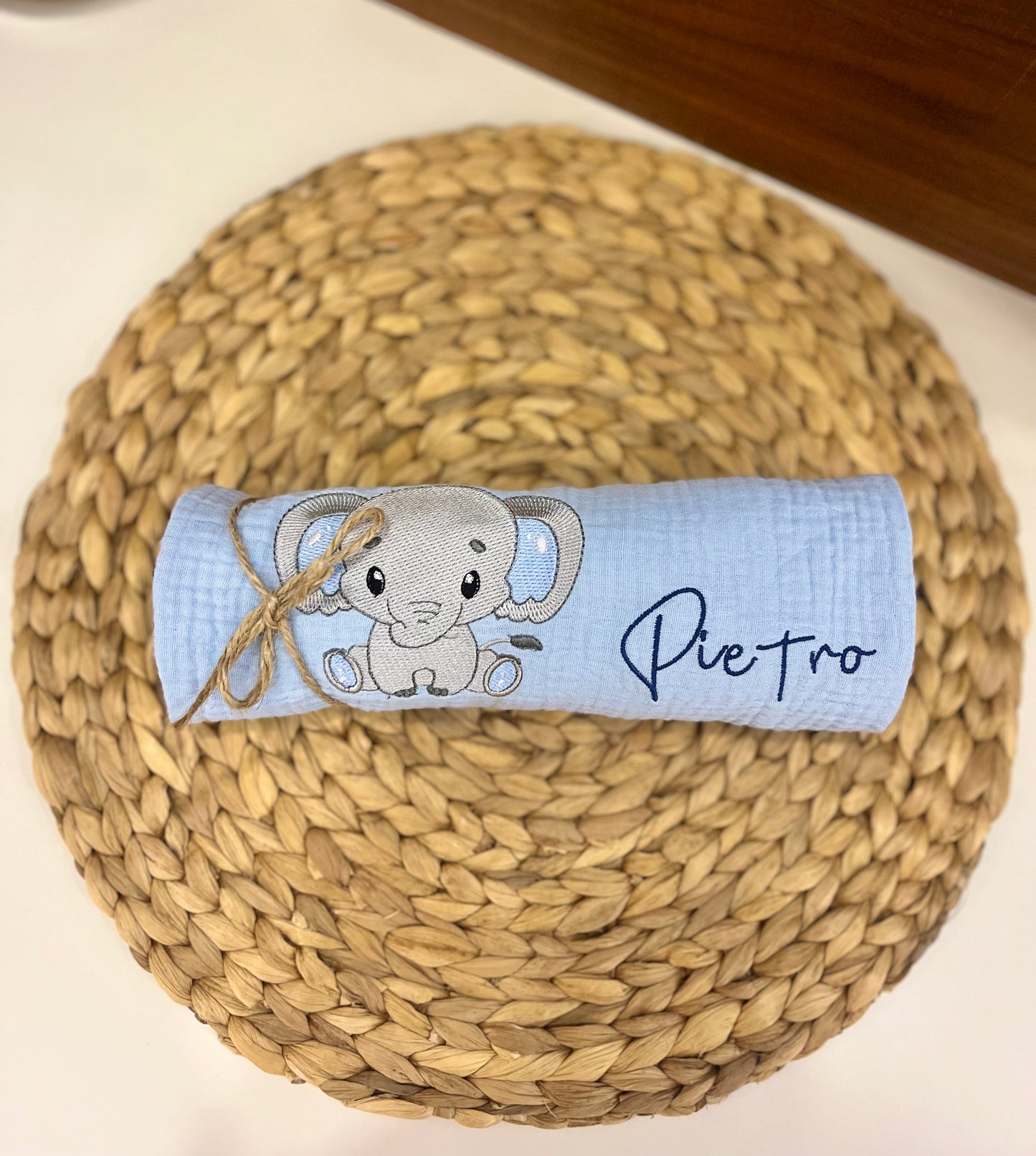 Mussola azzurra con disegno e nome ricamato