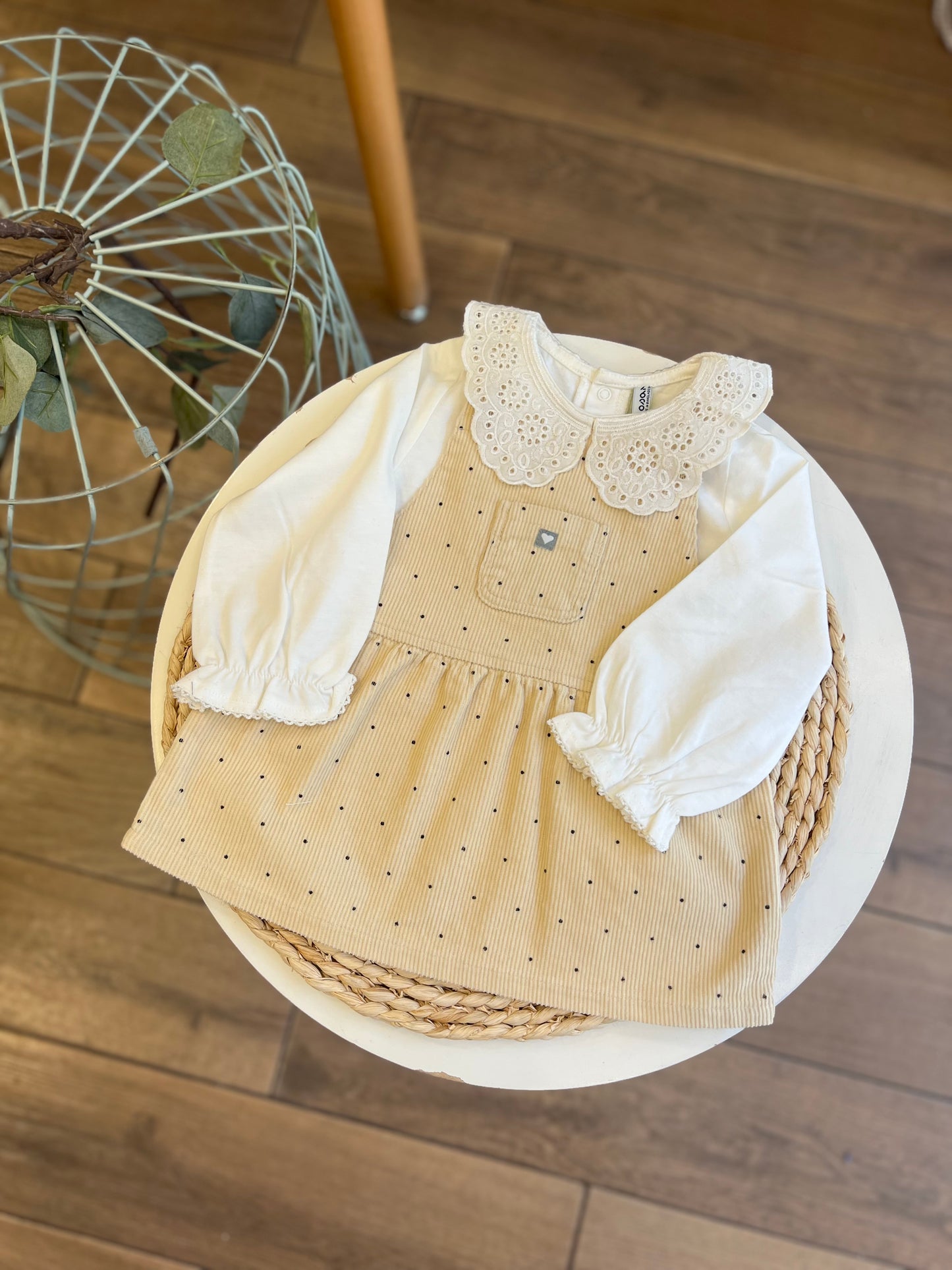 Completo con maglietta in caldo cotone e salopette a costine