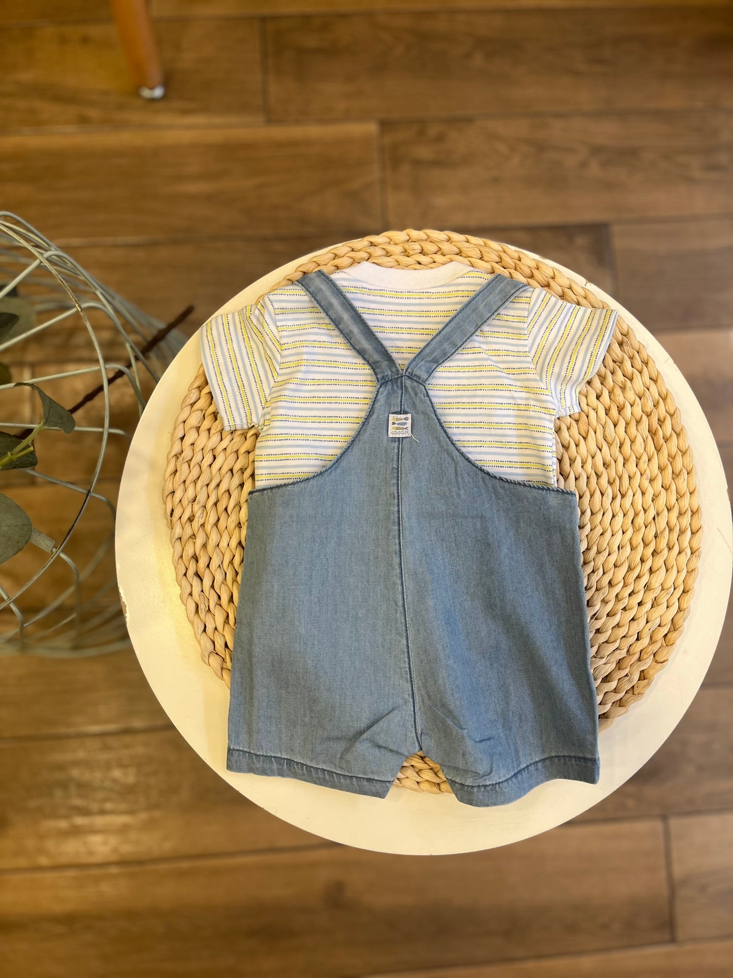 Salopette in jeans con t-shirt Fish