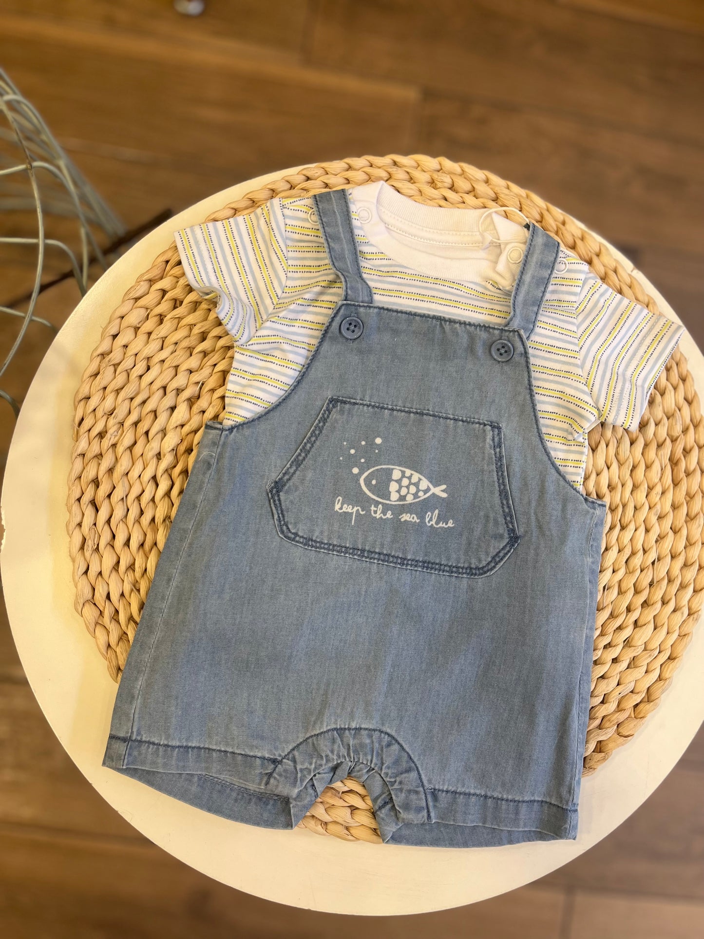 Salopette in jeans con t-shirt Fish