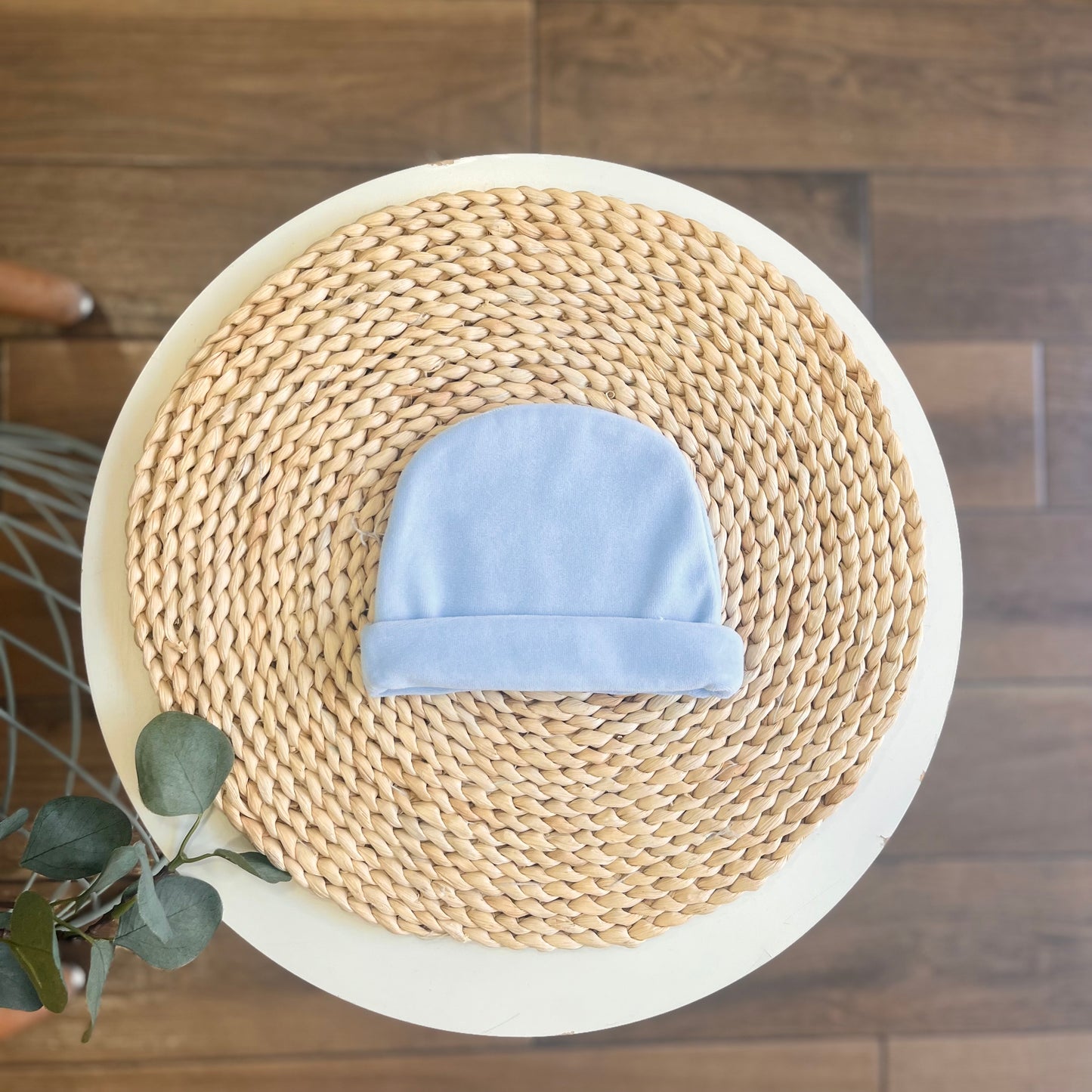 Cappellino in ciniglia celeste