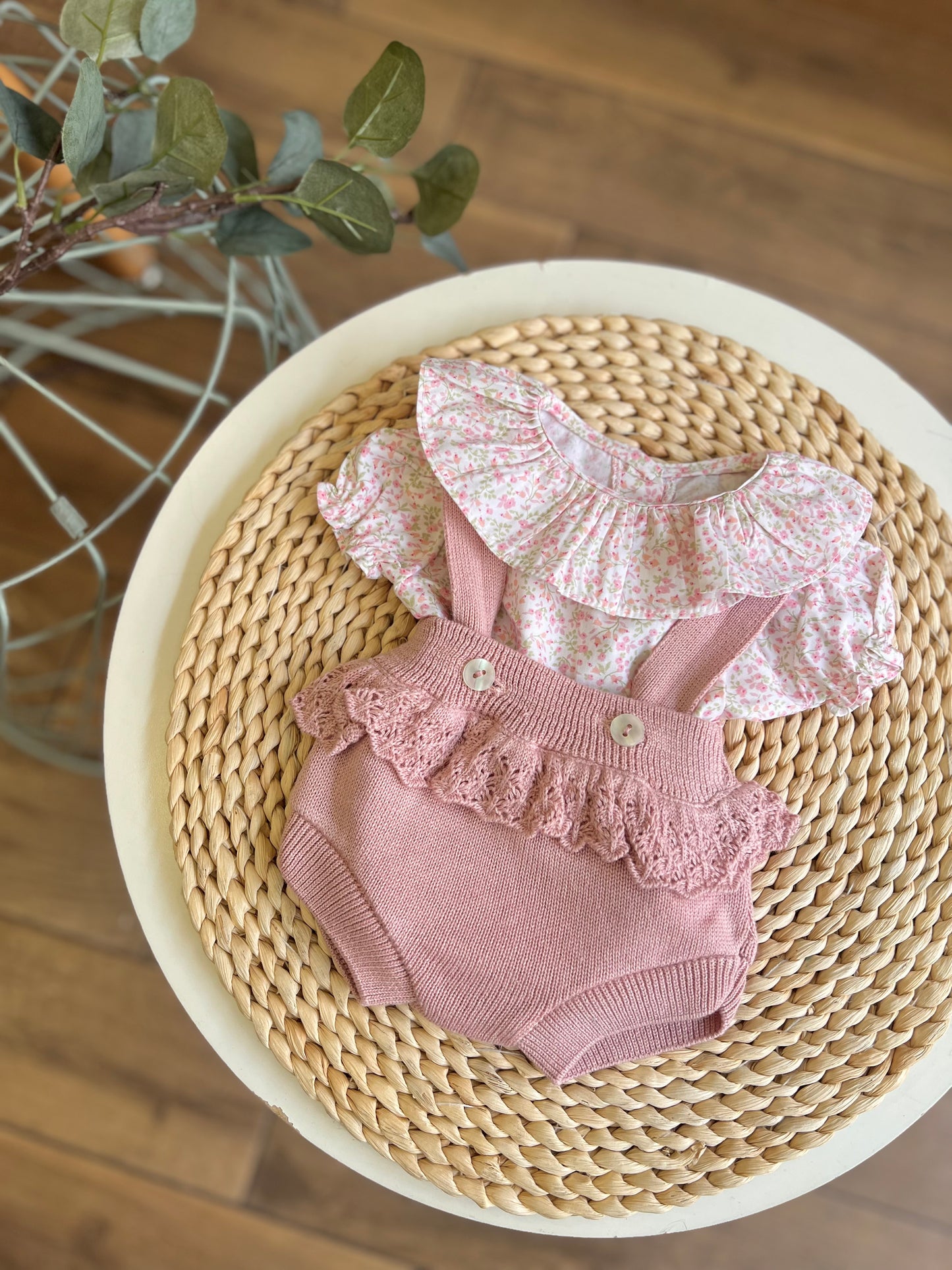 Set con camicina fiorellini e salopette