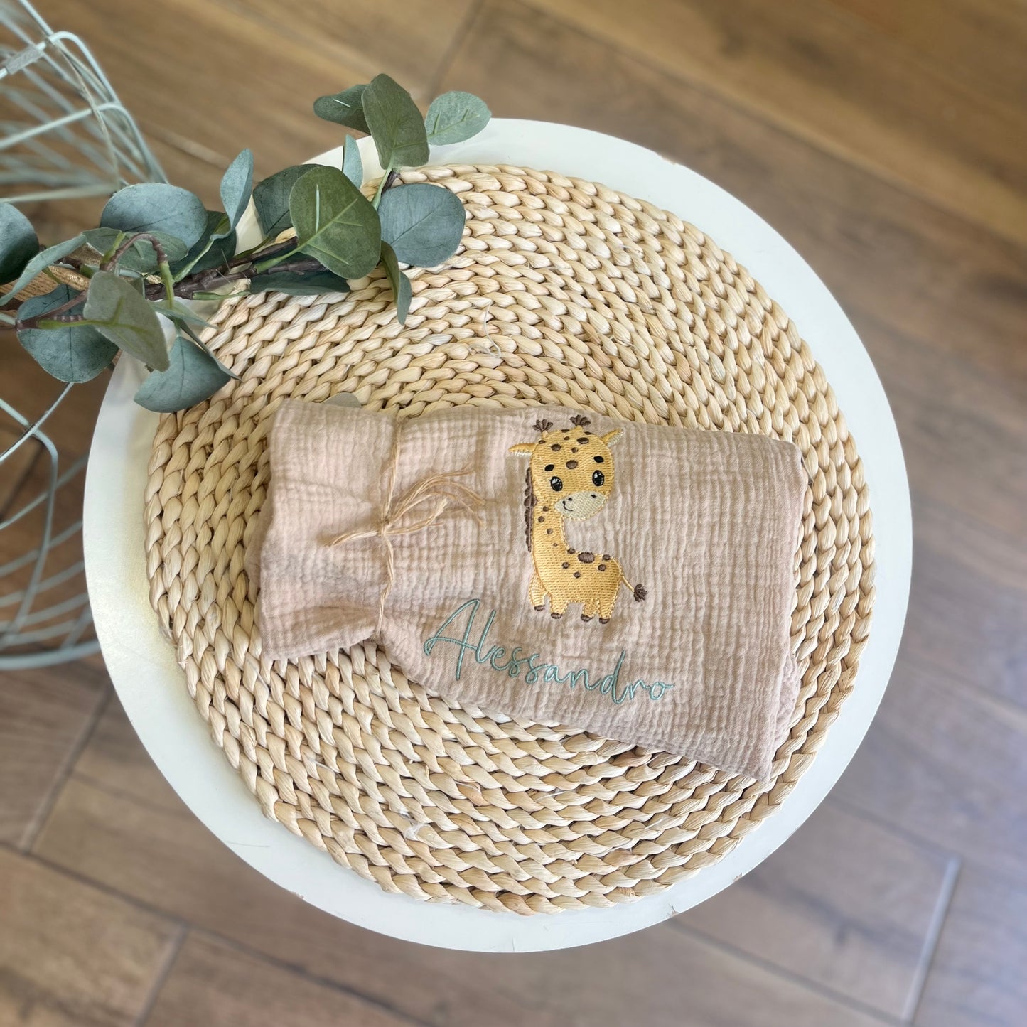 Mussola beige con disegno e nome ricamato
