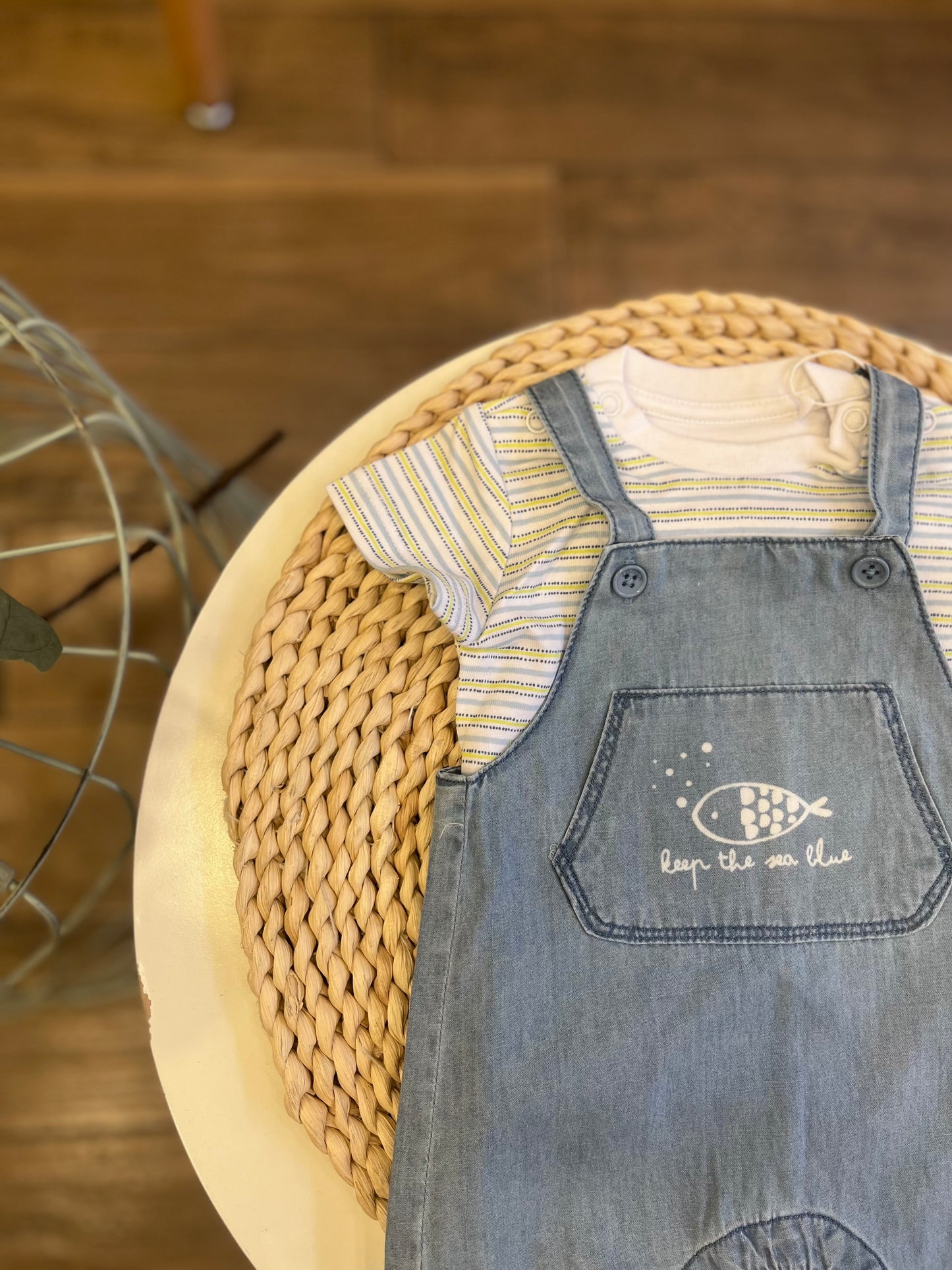 Salopette in jeans con t-shirt Fish