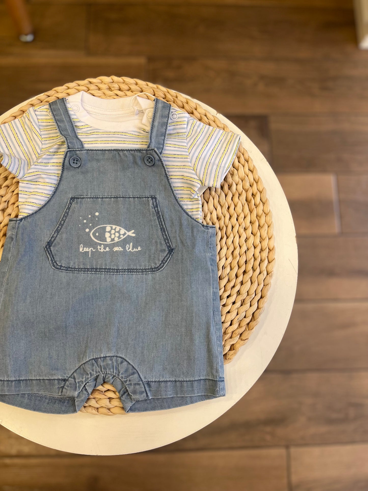 Salopette in jeans con t-shirt Fish