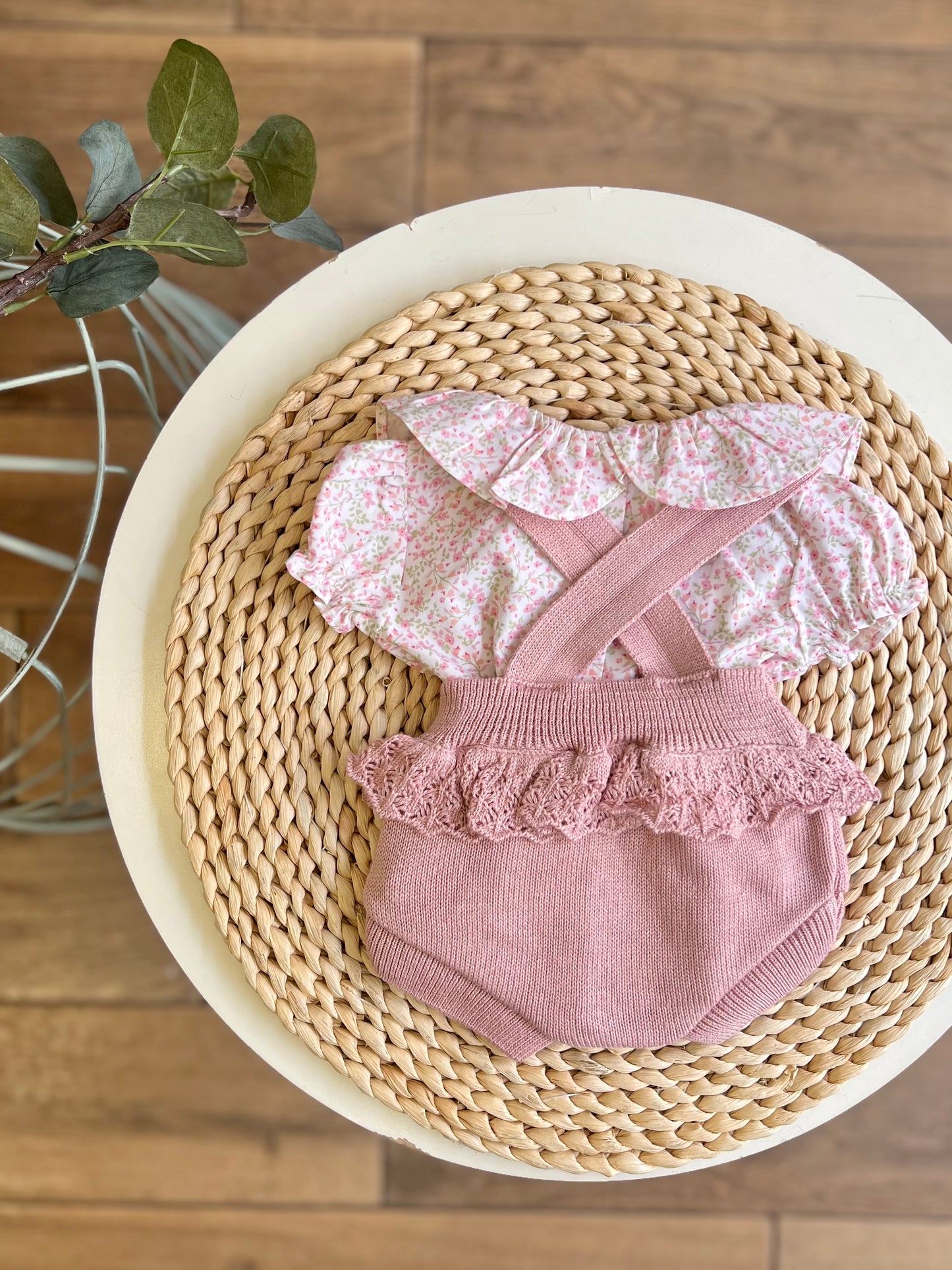 Set con camicina fiorellini e salopette