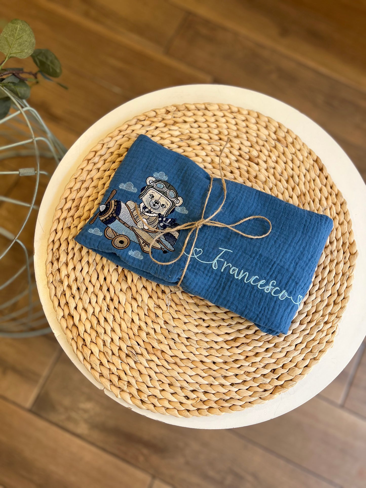 Mussola blu con disegno e nome ricamato