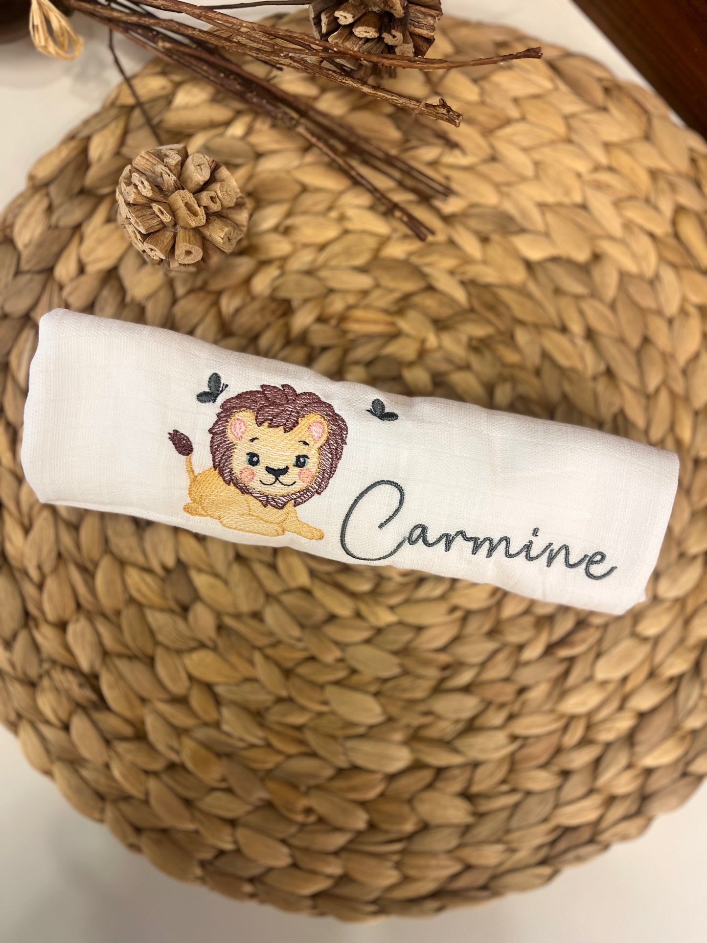 Quadrato in cotone garzato con disegno e nome ricamato