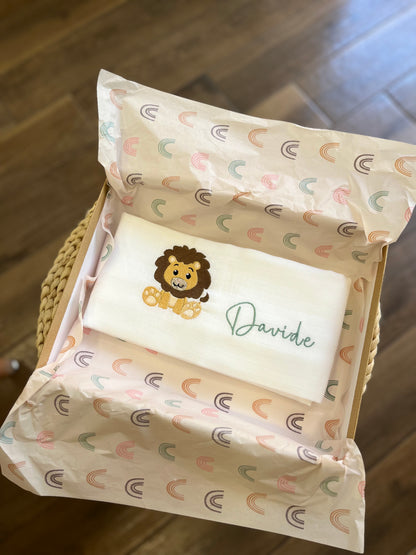 Quadrato in cotone garzato con disegno e nome ricamato