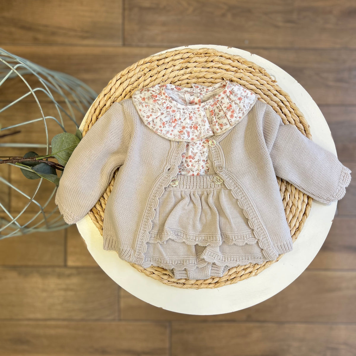 Completo invernale cardigan, camicia e gonnellina Pietra