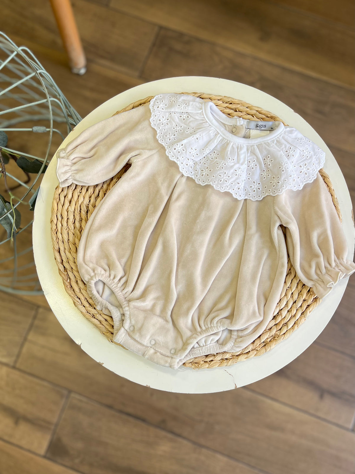 Pagliaccetto ciniglia con colletto sangallo Beige