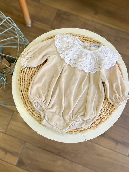 Pagliaccetto ciniglia con colletto sangallo Beige