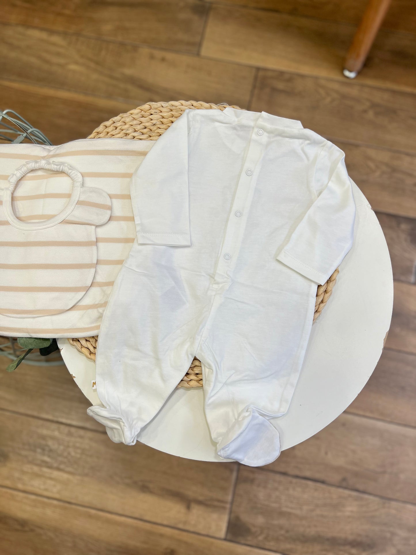 Set con pochette personalizzabile, bavetta e tutina in cotone