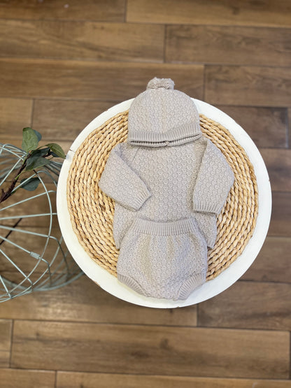 Completo invernale cardigan, culotte e cappellino Pietra