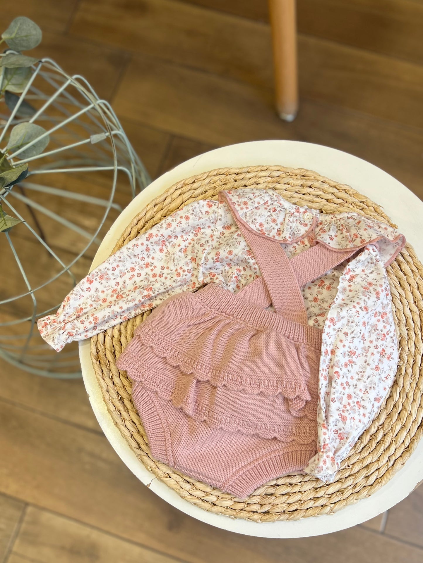 Completo invernale cardigan, camicia e gonnellina