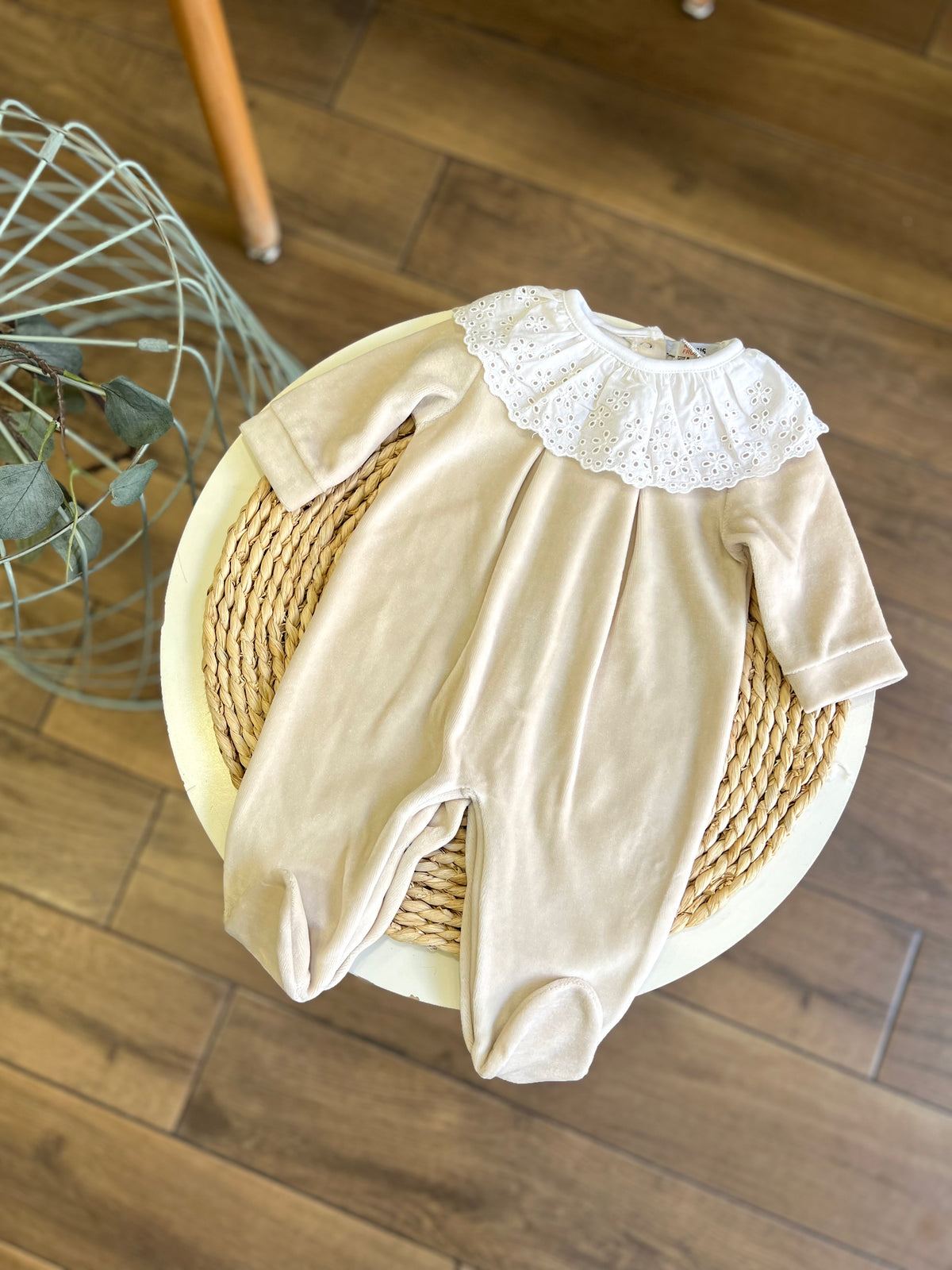 Tutina ciniglia con colletto sangallo Beige