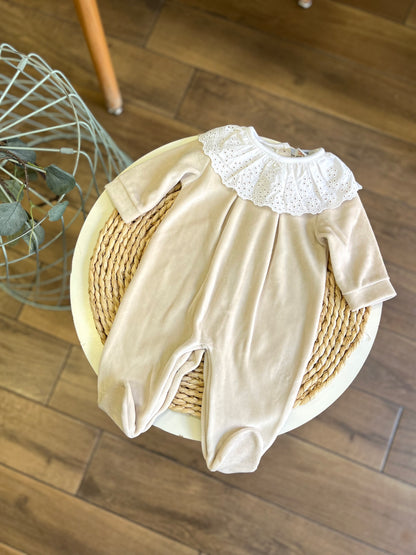 Tutina ciniglia con colletto sangallo Beige