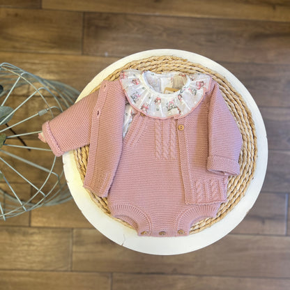 Completo cardigan, salopette e camicia