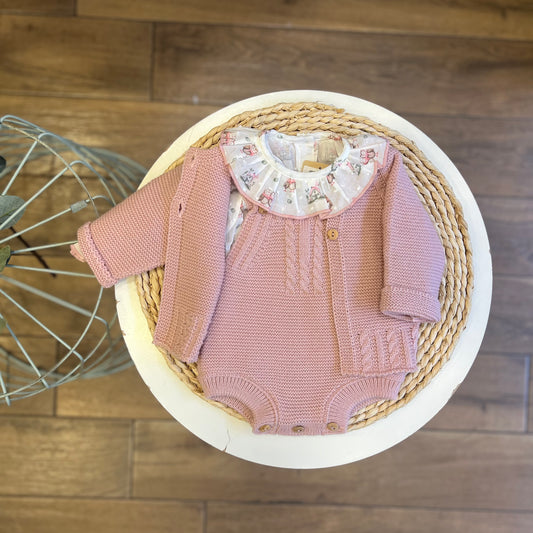 Completo cardigan, salopette e camicia