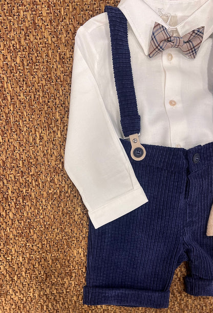Completo con salopette a costine, camicia e papillon