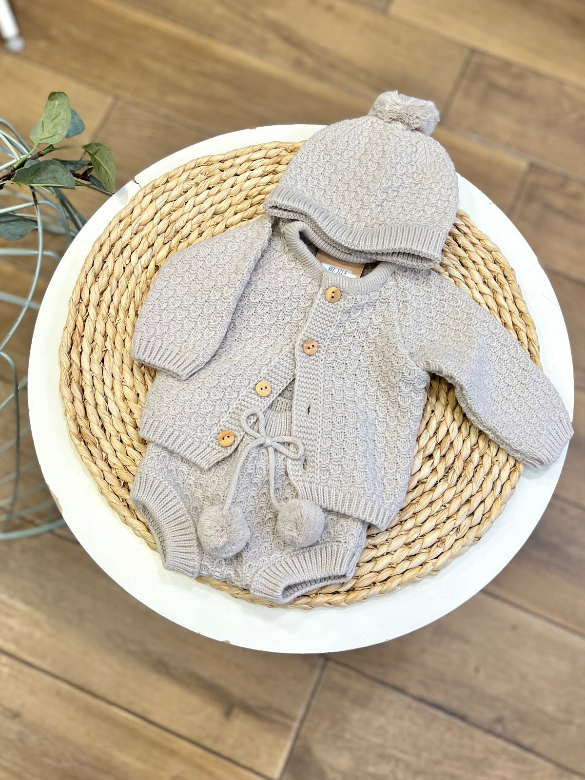Completo invernale cardigan, culotte e cappellino Pietra