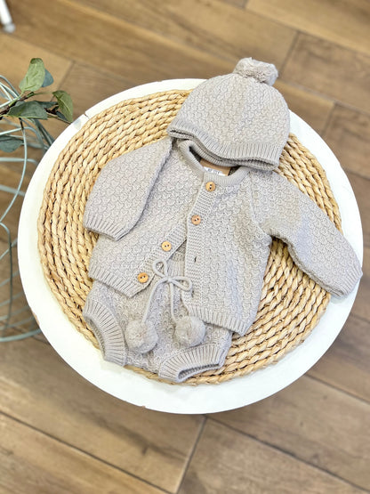 Completo invernale cardigan, culotte e cappellino Pietra