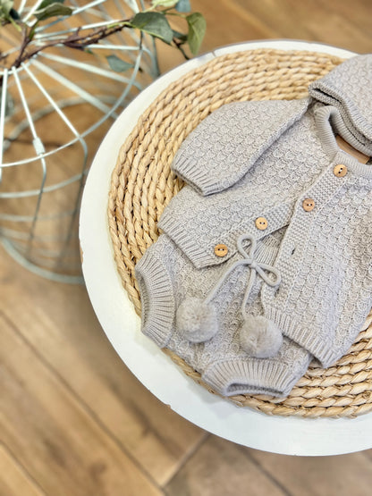 Completo invernale cardigan, culotte e cappellino Pietra