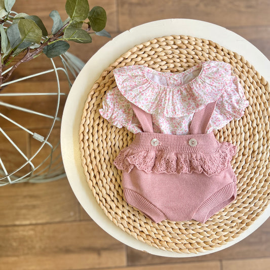 Set con camicina fiorellini e salopette