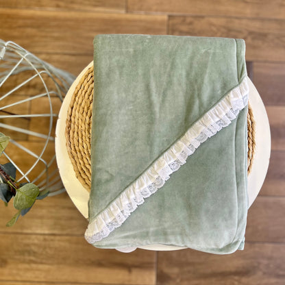 Coperta ciniglia Salvia con inserti pizzo