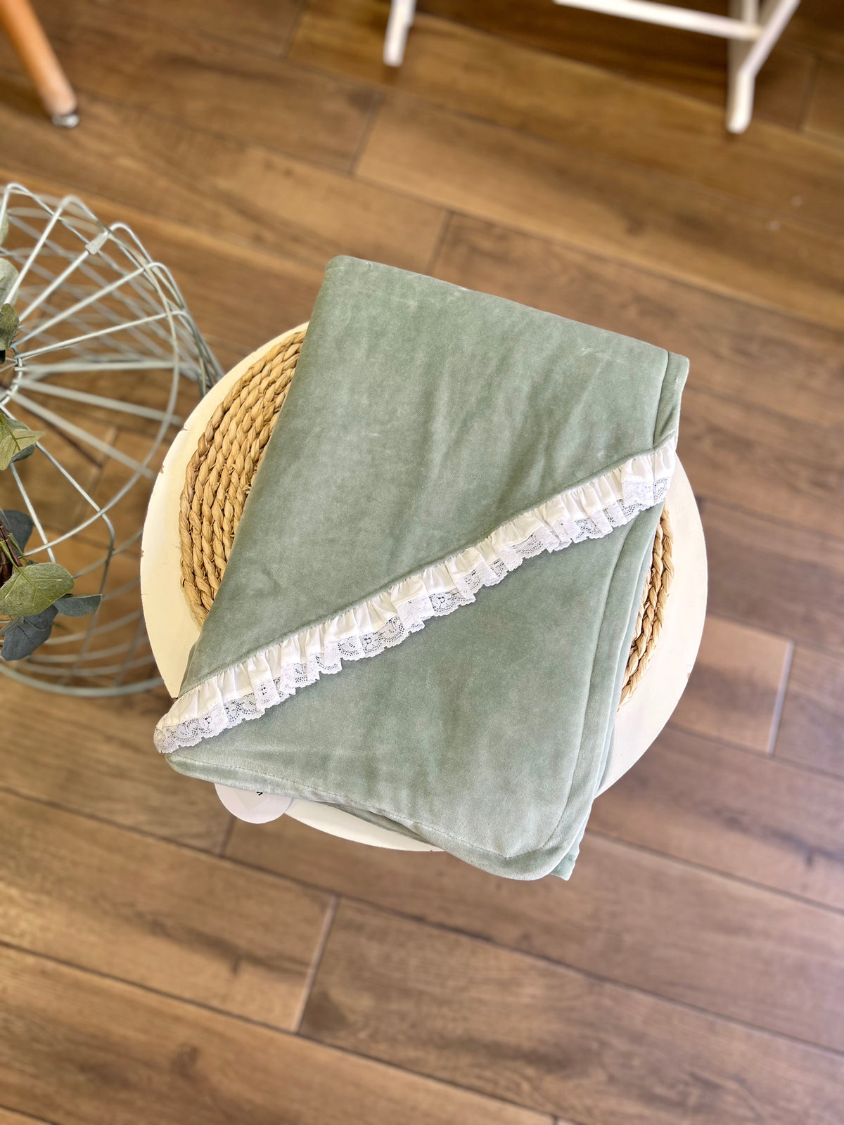 Coperta ciniglia Salvia con inserti pizzo