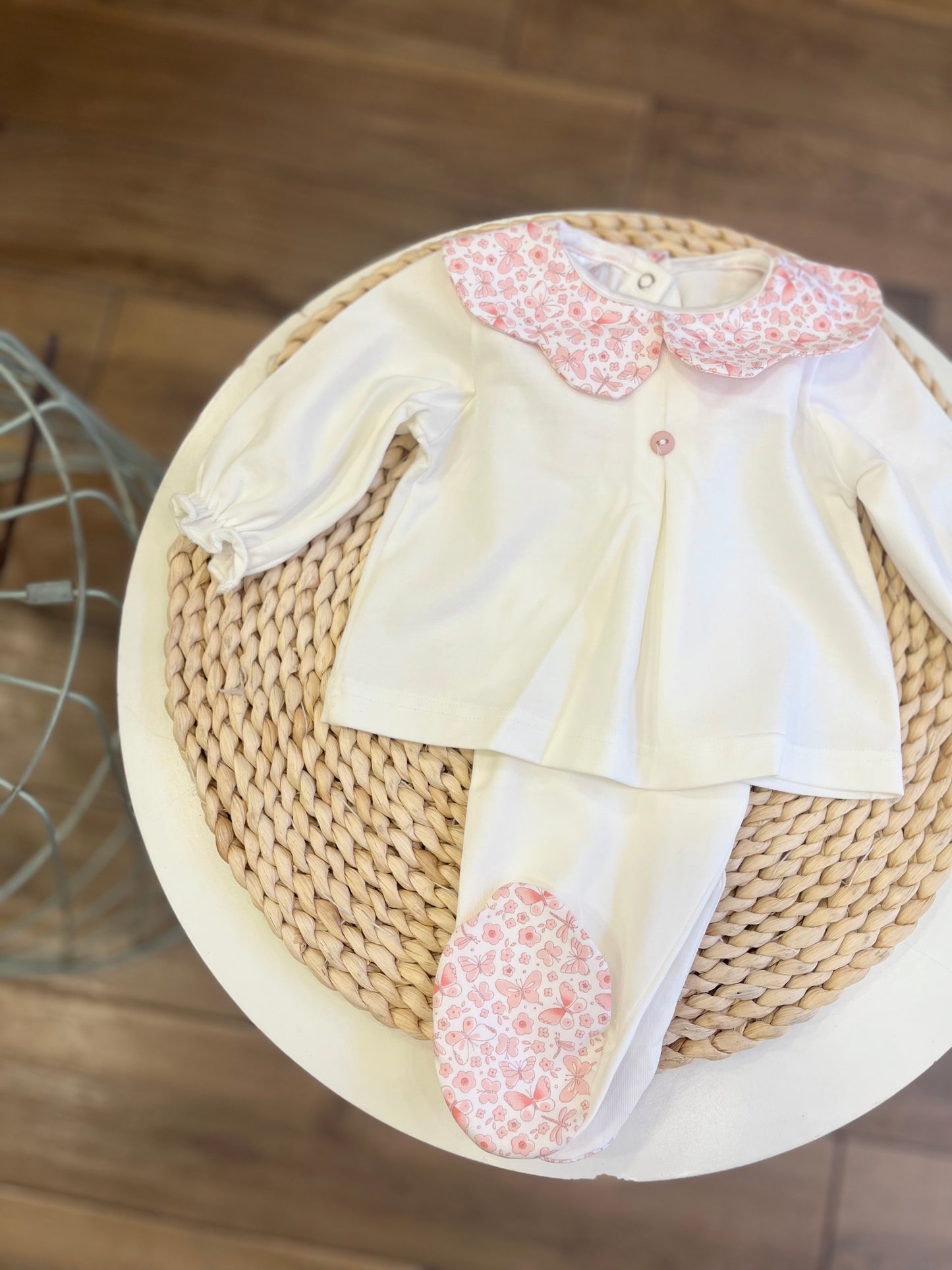 Completo in cotone con colletto con fiori