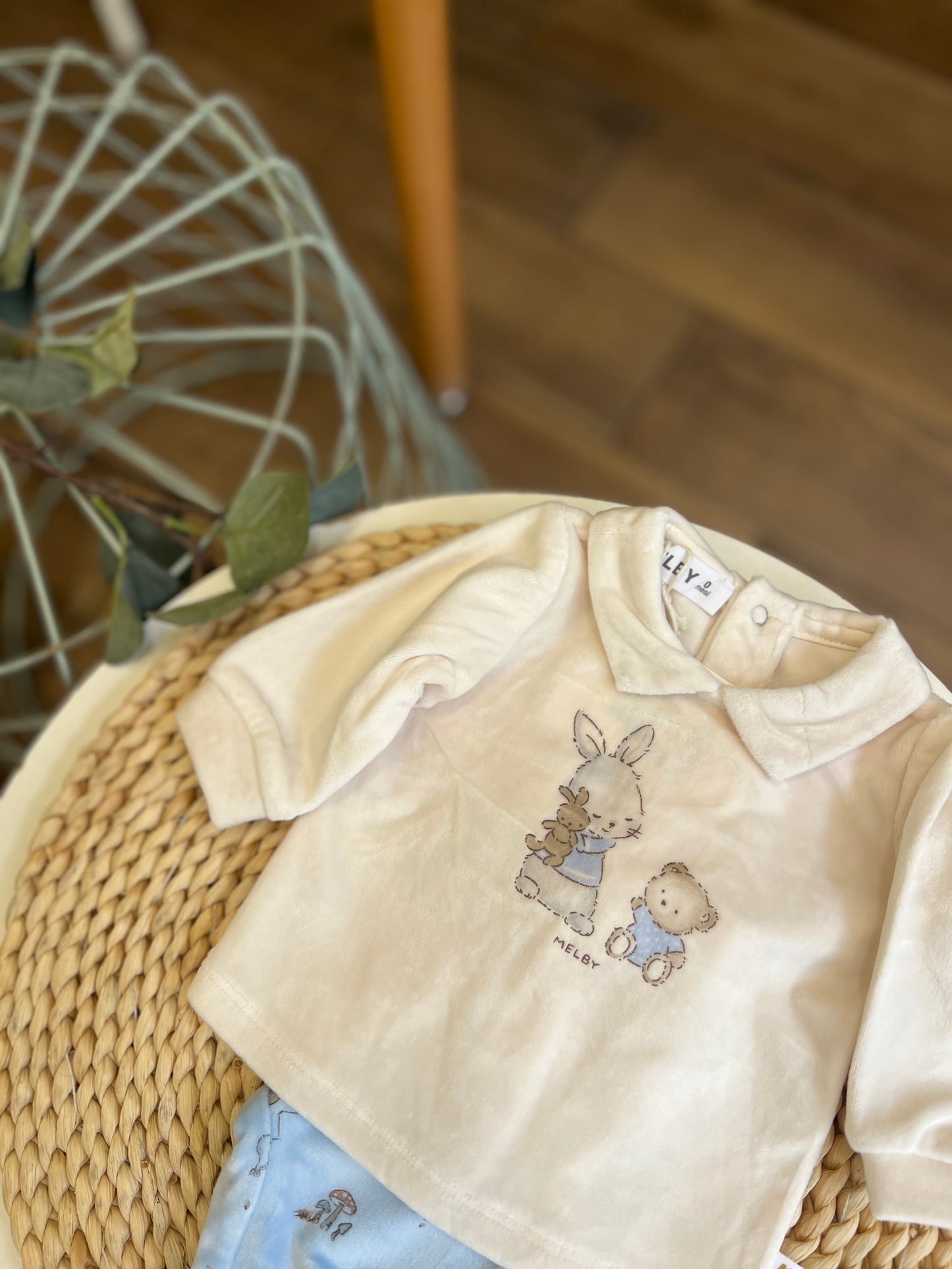 Completo in ciniglia Soft con cappellino Wood Celeste