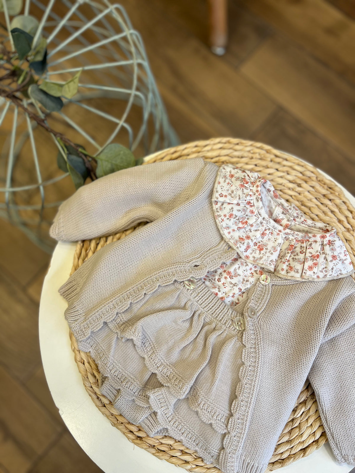 Completo invernale cardigan, camicia e gonnellina Pietra