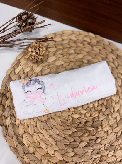 Quadrato in cotone garzato con disegno e nome ricamato