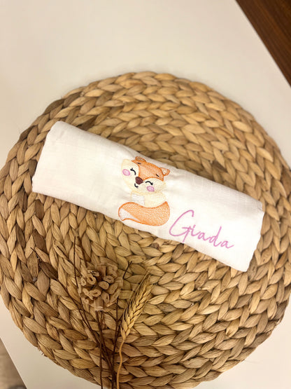 Quadrato in cotone garzato con disegno e nome ricamato