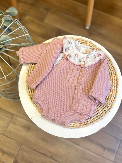 Completo cardigan, salopette e camicia
